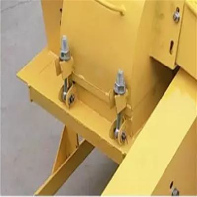 อัตโนมัติเต็มรูปแบบ 600kg / H 11kw เครื่องบดไม้ขี้เลื่อยเครื่องบด 400mm Dia Disc