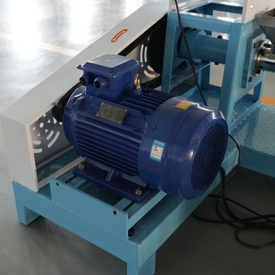 1.5t / H เครื่องอัดเม็ดอาหารปลาสัตว์เลี้ยงแห้งเครื่องทำอาหาร 90kw 155mm Dia