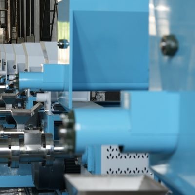 การควบคุมอัตโนมัติ 380V เครื่องให้อาหารปลาลอยน้ำสัตว์ปีกเครื่องบดย่อยอาหารสัตว์ขนาดเล็ก