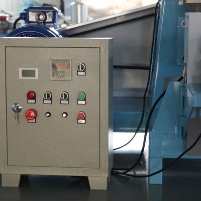 เครื่องอัดเม็ดอาหารปลาลอยน้ำขนาดเล็ก 55kw 700kg / H พร้อมสองแขน