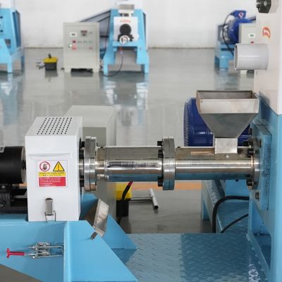 เครื่องอัดเม็ดอาหารปลาลอยน้ำขนาดเล็ก 55kw 700kg / H พร้อมสองแขน