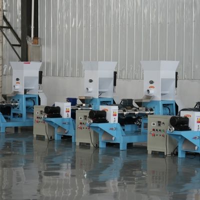 โรงสีเม็ดอาหารปลาลอยน้ำ 5.5kw เครื่องอัดเม็ดอาหารสัตว์เลี้ยงแบบสกรูเดี่ยว Antirust