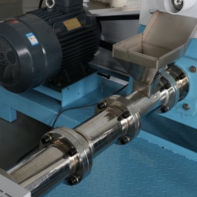 เครื่องอัดเม็ดอาหารปลากันฝุ่นการประมวลผล 250kg / H 18.5kw เครื่องทำขนมพัฟ