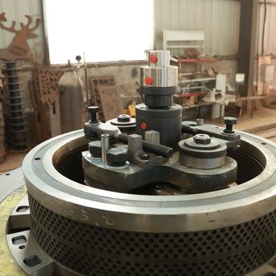 เครื่องอัดเม็ดไม้แบบแบน 1100kg / H 800kg / H ประหยัดพลังงานกันสนิม