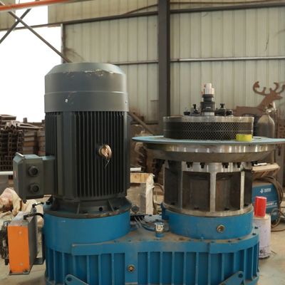 เครื่องอัดเม็ดไม้แบบแบน 1100kg / H 800kg / H ประหยัดพลังงานกันสนิม