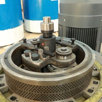 Alfalfa Bagasse เครื่องทำเม็ดพลาสติกเชื้อเพลิงชีวภาพ 5000kg / H 2mm