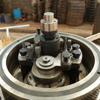 ป้อนโรงสีเม็ดไม้ขนาดเล็กใช้ในบ้าน 600 กก. / สูง 400 กก. / ชม. เป็นมิตรกับสิ่งแวดล้อม