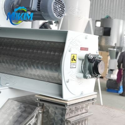 ไฟฟ้า 3kw-30kw ไก่วัวเครื่องอัดเม็ดอาหารสัตว์ปีกแรงดันไฟฟ้าที่กำหนดเอง