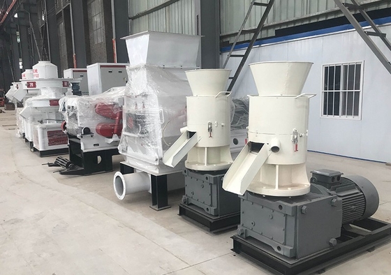 OEM ขี้เลื่อยไม้เชื้อเพลิงเครื่องทำเม็ดไม้ 100-4000 กก. / ชม. พร้อมเครื่องยนต์ดีเซล